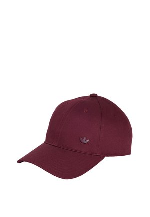 Bordeauxrode baseballpet met gebogen klep en klein Adidas trefoil-logo op het voorpaneel, getoond tegen een witte achtergrond.
