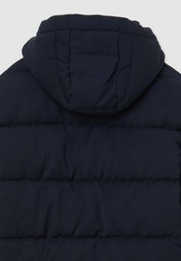 Giubbotto trapuntato blu navy caratterizzato da una texture a quadri, un cappuccio e un materiale esterno morbido. Senza hardware visibile o dettagli aggiuntivi.