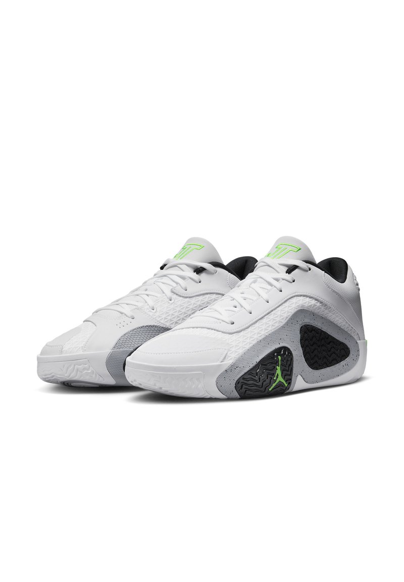 Zapatillas deportivas blancas con cuero texturizado, acentos grises y suela de goma negra con un logo verde. Diseño con cordones y lengua acolchada.