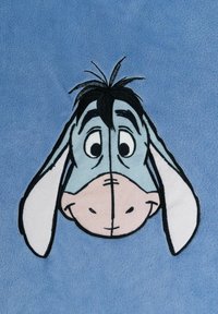 Tessuto in pile blu con il volto di Eeyore in morbidi dettagli ricamati, con orecchie prominenti, un musetto rosa e accenti di capelli scuri.