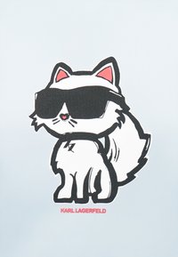 Gato de cartoon branco com óculos de sol pretos, contorno preto, acentos rosa nas orelhas e no nariz, com "KARL LAGERFELD" em texto vermelho abaixo.