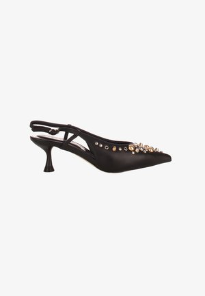 Slingback in pelle nera con tacco kitten e punta appuntita, decorato con borchie e perline dorate e argento sulla parte superiore.