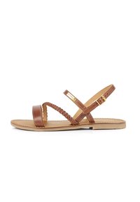 Sandale en cuir marron avec des brides tressées, une finition lisse, une boucle réglable et une semelle plate. Le design met l'accent sur un style minimaliste.