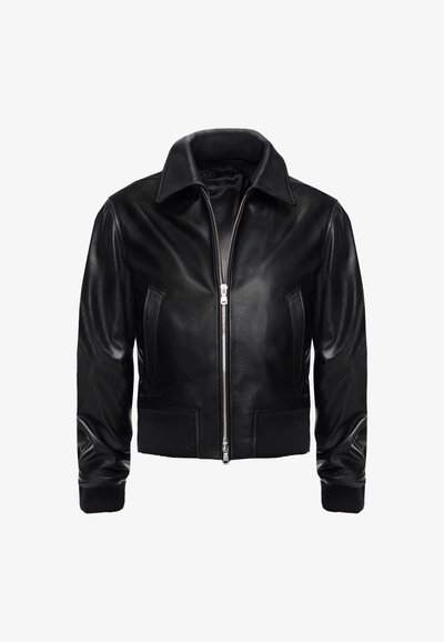 Jachetă bomber din piele neagră, cu fermoar frontal, buzunare laterale și manșete și tiv din material elastic. Dispune de un guler clasic în formă de evantai și o textură fină.