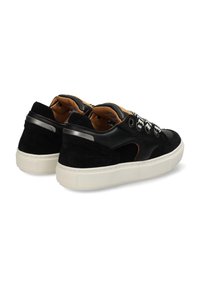 Sneaker in pelle scamosciata nera e pelle con suole in gomma bianca, lacci a motivi bianco e nero e dettagli interni marroni. Finiture in argento sul tallone.