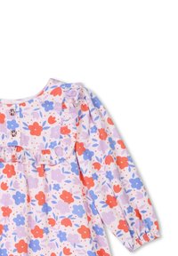 Robe fleurie avec un fond rose clair et des fleurs rouges et violettes, décolleté rond, détails volantés et manches longues avec poignets élastiques.