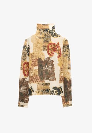 Sweter z długim rękawem i golfem w kolorze kremowym, z misternymi wielokolorowymi wzorami w odcieniach brązu, czerwieni i niebieskiego, o miękkiej teksturze.