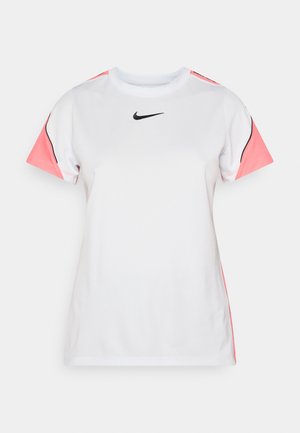 Λευκό αθλητικό T-shirt με ροζ λεπτομέρειες στους ώμους, με μαύρο λογότυπο Nike στο στήθος και λαιμόκοψη στρογγυλή. Κατασκευασμένο από διαπνέον ύφασμα.