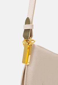 Coccinelle SUNUP - Kézitáska - offwhite/green