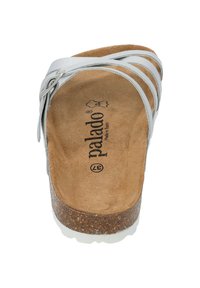 Sandalia blanca con tiras y plantilla de corcho, y suela de goma. Presenta un logo grabado y un detalle de hebilla plateada. Textura suave similar al ante.