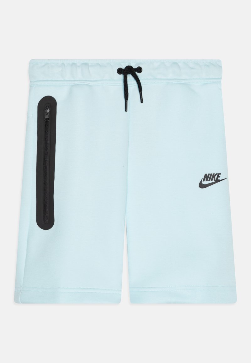 Un short bleu clair en tissu doux, doté d'une poche zippée noire sur le côté gauche et d'un logo Nike noir sur le devant.