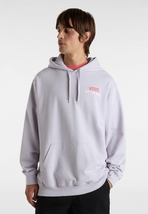 Helle lilafarbene Kapuzenjacke aus weichem Stoff, mit einer Fronttasche und einem roten "VANS OFF THE WALL"-Logo auf der linken Brust.