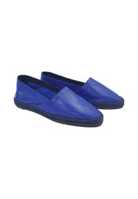 Zapatos azules de cuero tipo slip-on con suela plana, que cuentan con una punta redondeada y un borde trenzado para añadir textura.