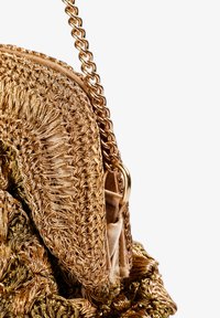 Sac à main tressé doré avec un design texturé à franges, une bandoulière en chaîne métallique et une doublure en satin. Comprend un détail de fermoir métallique.
