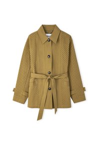 Khaki perforovaná bunda s knoflíkovým zapínáním, rozpětí límcem, dvěma předními kapsami a opaskem na zavázání. Detail s nastavitelnými manžetami.