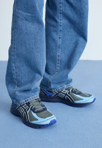 JOG 100 S UNISEX - Sportbačiai - steel grey/midnight