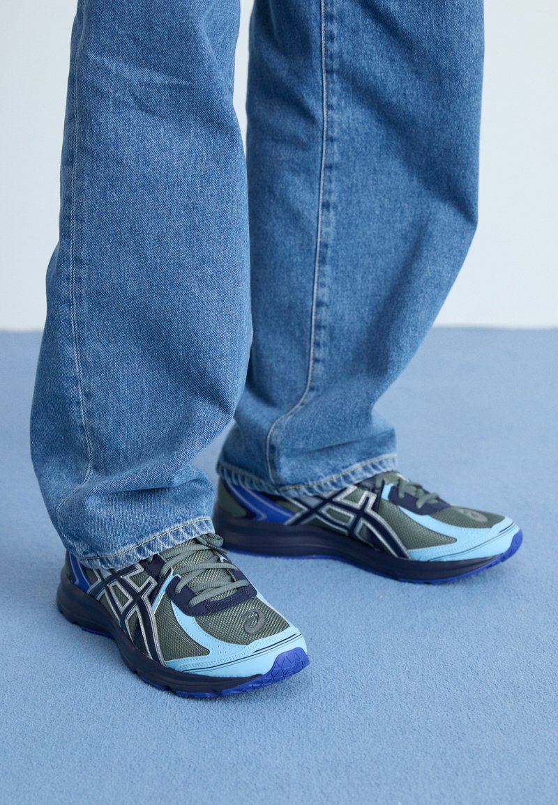 ASICS SportStyle Baskets basses gris