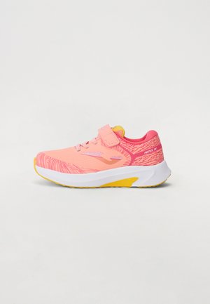 Scarpa sportiva rosa chiaro con tomaia a fantasia, cinturino in velcro, dettagli gialli e suola bianca. Presenta un design strutturato e punta arrotondata.