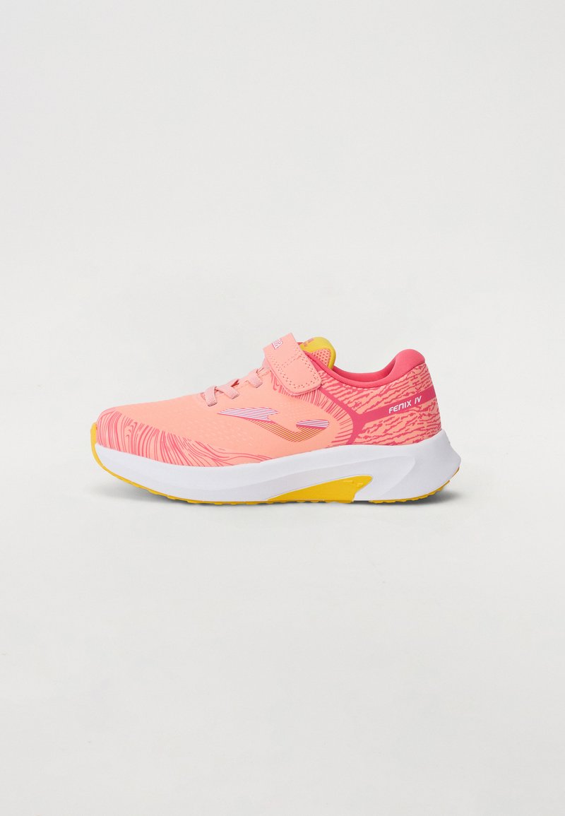 Chaussure de sport rose clair avec une tige à motif, sangle velcro, accents jaunes et semelle intermédiaire blanche. Caractérisée par un design texturé et un bout arrondi.