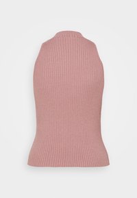 Débardeur côtelé sans manches en rose doux. Présente un col haut et une coupe cintrée, fabriqué à partir d'un tissu tricoté extensible. Texture lisse.