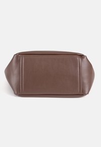 Braune rechteckige Ledertasche von unten betrachtet, zeigt glatte Struktur und sichtbare Nähte auf einem schlichten, hellen Hintergrund.
