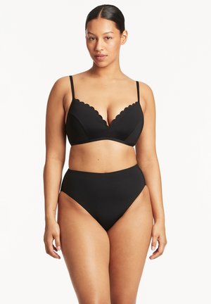 Czarny zestaw bikini z falistym brzegiem, wykonany z gładkiego materiału. Top ma regulowane ramiączka i niskie dekolt; spódki o wysokim stanie.