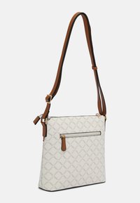 Borsa a tracolla bianca con tracolla regolabile marrone, motivo logo diagonale e tasca frontale con zip e tirante marrone.