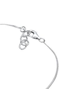 Silverkedja armband med en hummerlås, ovala länkar och en strukturerad yta. Justerbar längd med flera öglaalternativ.