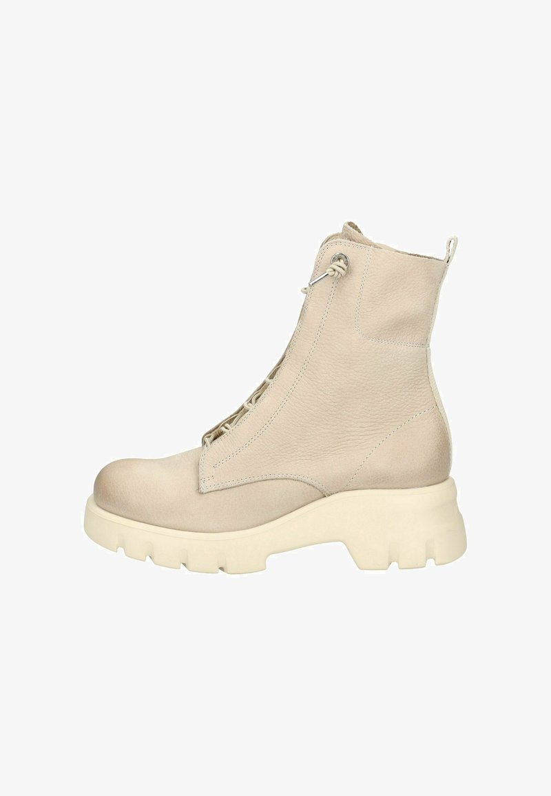 Botín beige de tobillo hecho de cuero texturizado, con suela blanca gruesa, cordones en la parte delantera y una lengüeta en la parte posterior.