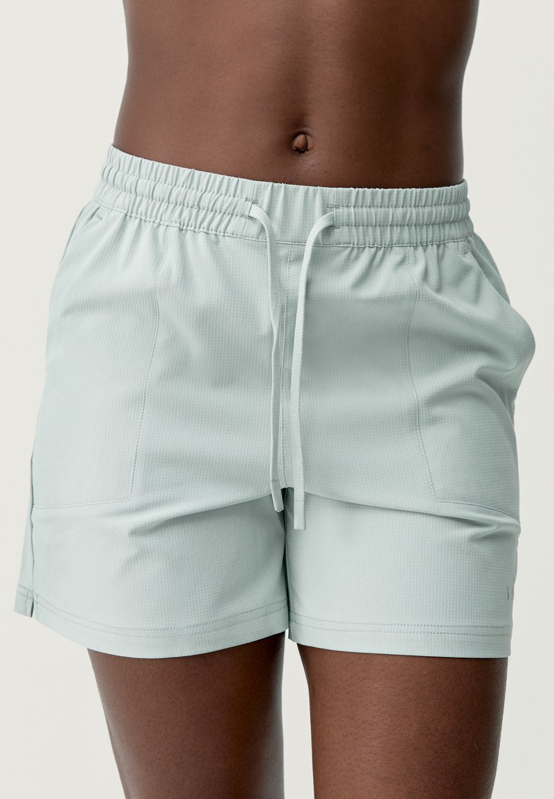 Lichtblauwe sportshorts van ademend materiaal, met een elastische tailleband met trekkoord, zijzakken en platte naden.