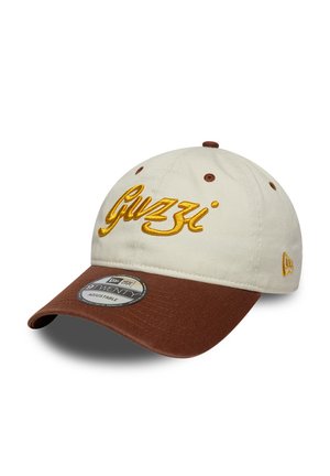 Gorra de béisbol ajustable en beige y marrón con bordado amarillo "Guzzi" en la parte frontal y una pegatina New Era 9TWENTY en la visera.