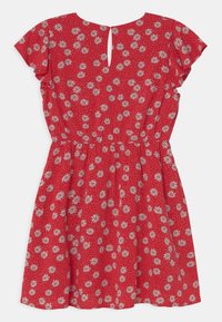 Rode jurk met een bloemenpatroon, korte fladderende mouwen, sleutelgat achter en een elastische taille. Lichtgewicht stof met een lichte glans.