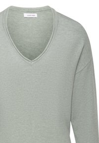 Šviesiai žalia V formos megztinis, pagamintas iš švelnios mezginio medžiagos su įrnankiais ant apykaklės. Yra nuleisti pečiai, suteikiantys laisvą prigludimą.