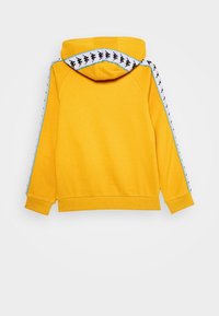 Felpa gialla con cappuccio, decorata con nastro a motivo bianco e nero sulle maniche. Presenta polsini a coste e un design a vestibilità standard.