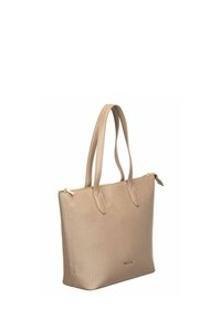 Sac fourre-tout beige texturé avec doubles poignées et fermeture éclair dorée, présentant un logo de marque doré subtil près du bas.