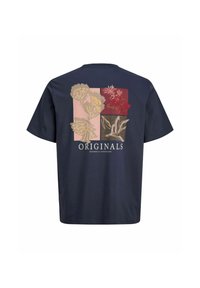 Μπλε ναυτικό T-shirt με τέσσερα λουλουδένια τετράγωνα σε μπεζ, ροζ, κόκκινο και καφέ, με κείμενο "ORIGINALS Designed in Copenhagen" από κάτω.
