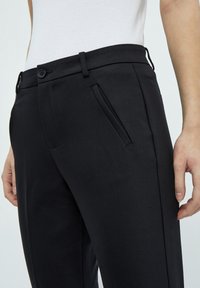 Minus MIDAYA PANTS 7/8 - Chinos tipa bikses - black