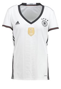 Bílý sportovní dres s výstřihem do V, černými akcenty a krátkými rukávy. Obsahuje logo FIFA, emblém Německa a texturovaný pruhovaný design.