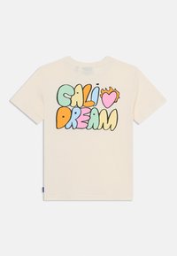 Kremno obarvana bombažna majica s pisanimi grafi s napisom "CALI ♥ DREAM" v zaobljenih, igrivih črkah in plamenom na srcu.