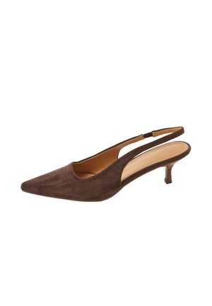Brauner Wildleder Slingback-Pumps mit spitzer Schuhspitze und kleinem Kitten-Heel, sichtbare Ledersohle, isoliert auf weißem Hintergrund.