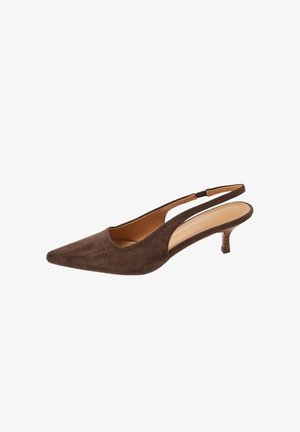 Bruine suède slingback pump met spitse neus en kleine kitten heel, lichtbruine leren binnenzool zichtbaar, geïsoleerd op witte achtergrond.