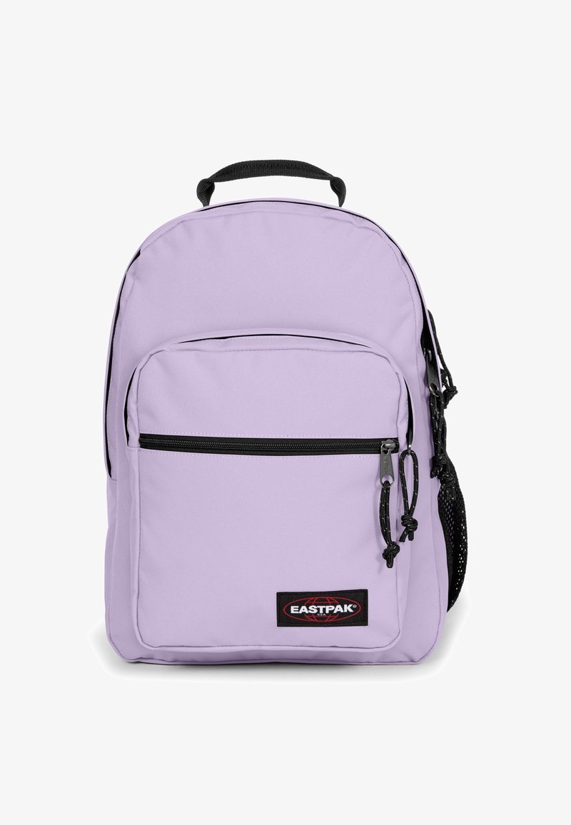 Violetti reppu, jossa on päävetoketjusäilytys, etupuolen vetoketjutasku ja mustat metalliosat. Sisältää kangaslenkin ja verkkosivutaskun. Eastpak-logo näkyvissä.