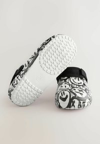 Next REGULAR FIT - Páskové sandály  - black white happy face
