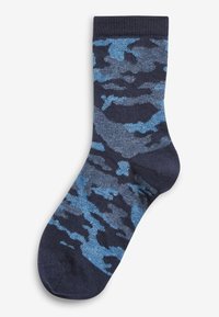 Strømper med et navy og lyseblåt camouflage mønster, lavet af blødt strikket materiale, med en ribbet kant og forstærket tå.