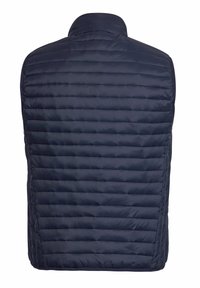 Gilet imbottito blu navy con colletto alto, caratterizzato da linee trapuntate orizzontali, superficie liscia e senza elementi metallici o tasche visibili.