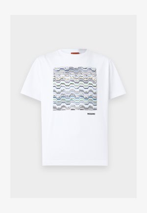 Λευκό T-shirt με κοντό μανίκι και πολύχρωμο ζιγκ-ζαγκ τετράγωνο σχέδιο στο στήθος, με το λογότυπο "MISSONI" τυπωμένο κάτω από το σχέδιο.