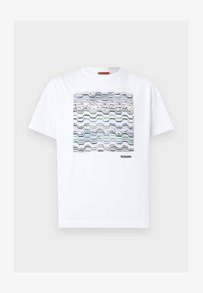 Λευκό T-shirt με κοντό μανίκι και πολύχρωμο ζιγκ-ζαγκ τετράγωνο σχέδιο στο στήθος, με το λογότυπο "MISSONI" τυπωμένο κάτω από το σχέδιο.