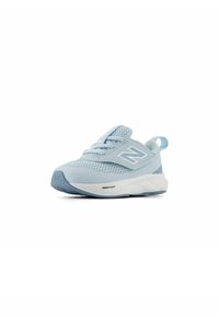 Chaussure de sport bleu clair avec tige en mesh, bout rond et semelle rembourrée. Présente un talon renforcé et des détails de logo dans une couleur contrastante.