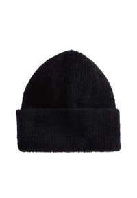 Svart stickad mössa med en mjuk, fluffig yta, med en rullad kant längst ner och en slät rundad topp.