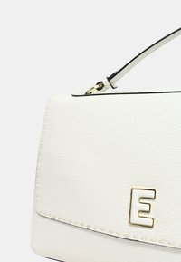Borsa a tracolla in pelle bianca con superficie testurizzata, dettagli neri e accessori in oro con un prominente logo "E" sul fronte.
